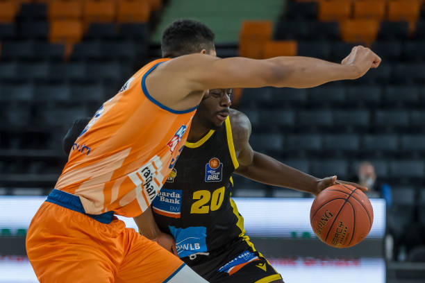 在压力下依 在压力下依